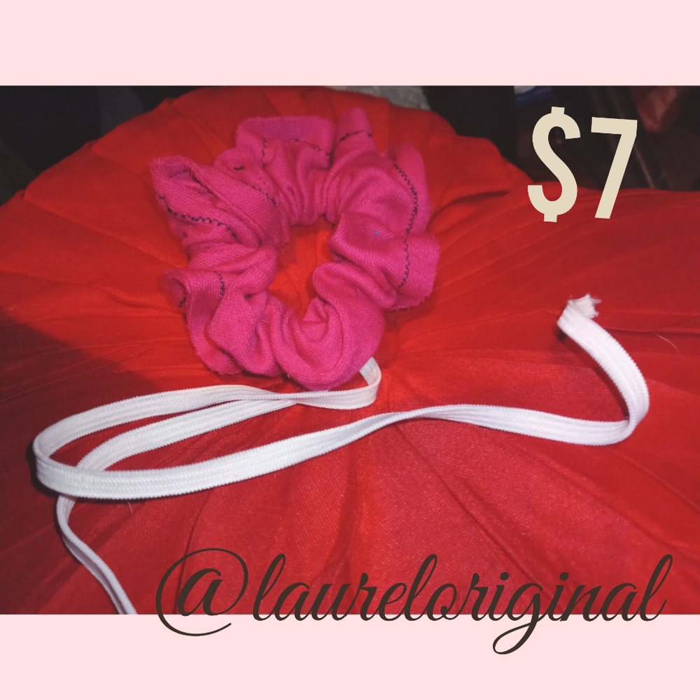 1 pink draw string hair tie 💗